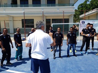 Rolando Freitas speaking with course participants