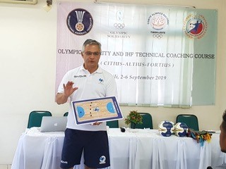 Rolando Freitas teaching handball strategy