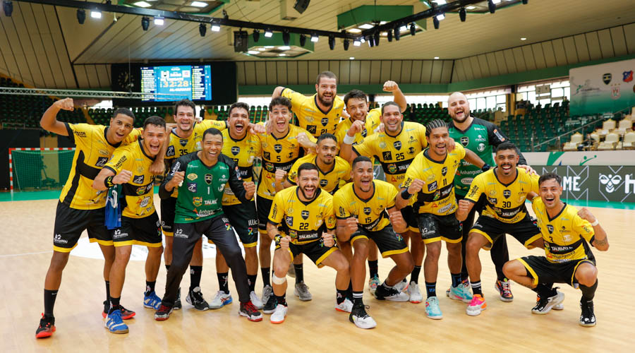 Handebol Taubaté celebrating