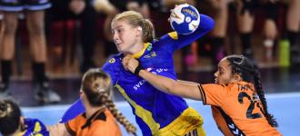 Super Swedes, determined Russians soar into last four