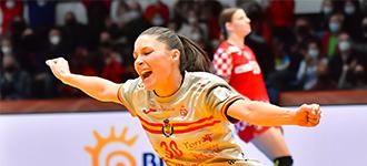 Spain claim quarter-final spot