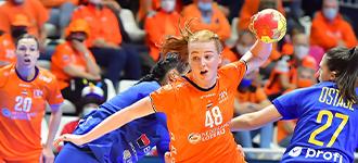 Netherlands survive late scare and beat Romania