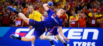 Dutch delight as Macedonians implode in Krakow