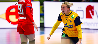 Sweden claim opening win despite Novotná’s heroics