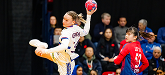 France secure main round with another high-scoring game