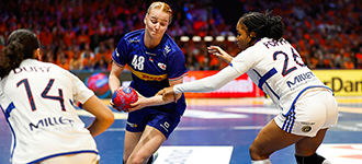 Co-hosts Netherlands stay perfect against France to win group in Rotterdam