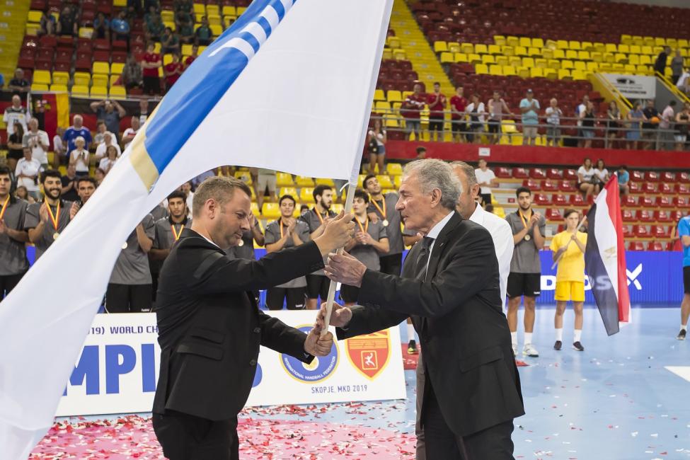 Handing over the IHF flag