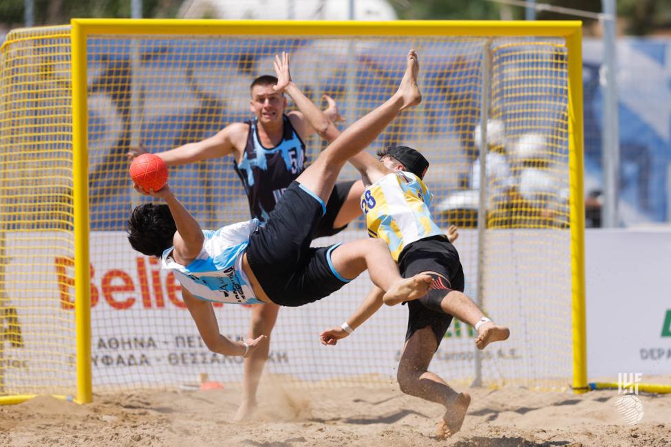 Argentina attacks the goal of Uruguay 