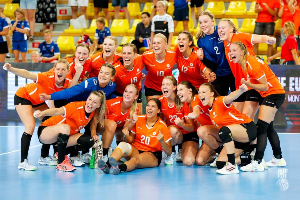 Netherlands celebrating - group photo