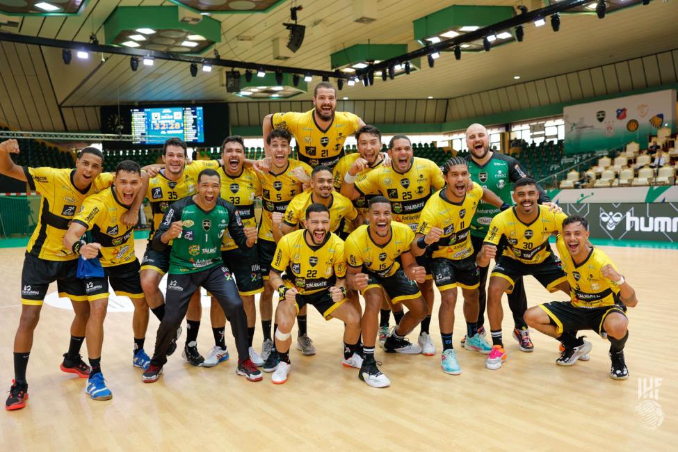 Handebol Taubaté celebrating