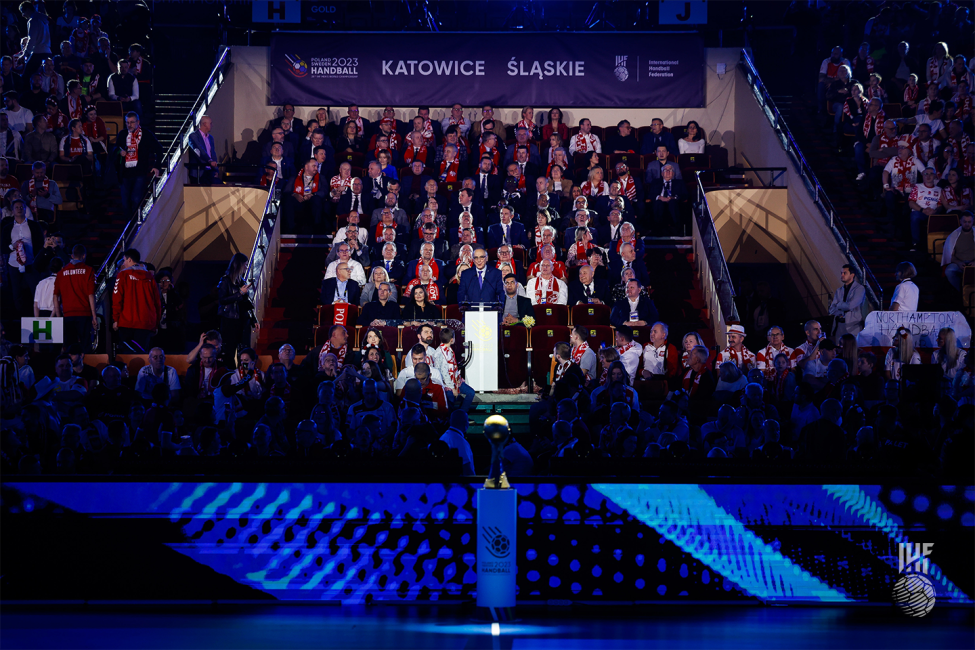 Moment from the opening ceremony with the World Championship trophy