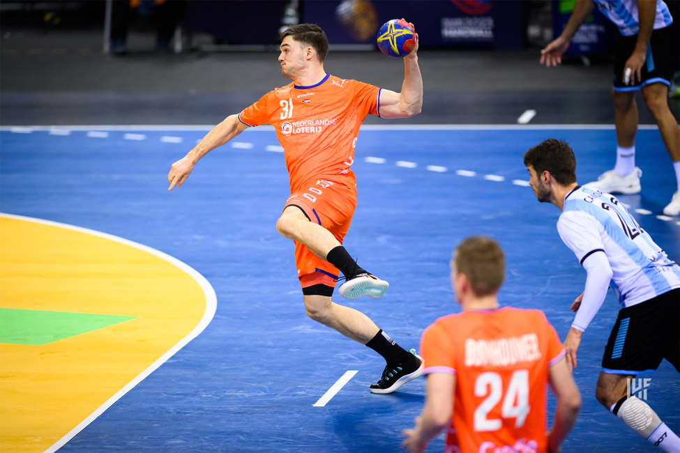 Netherlands player executing a 7m throw