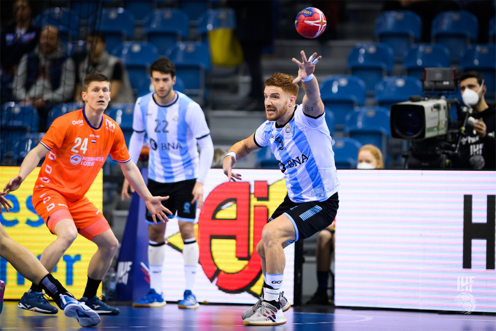 Argentina player passing the ball