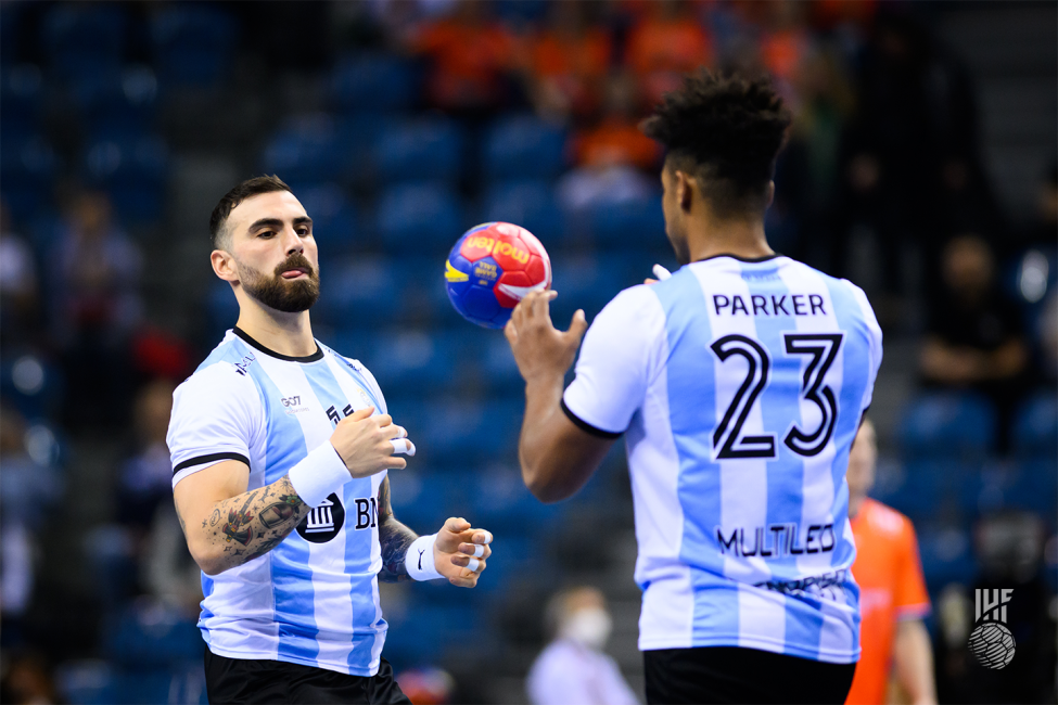 Argentina players exchanging the ball