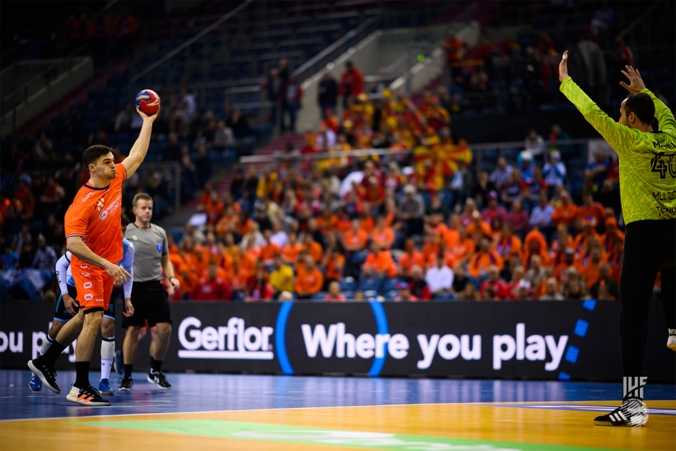 Netherlands player shooting