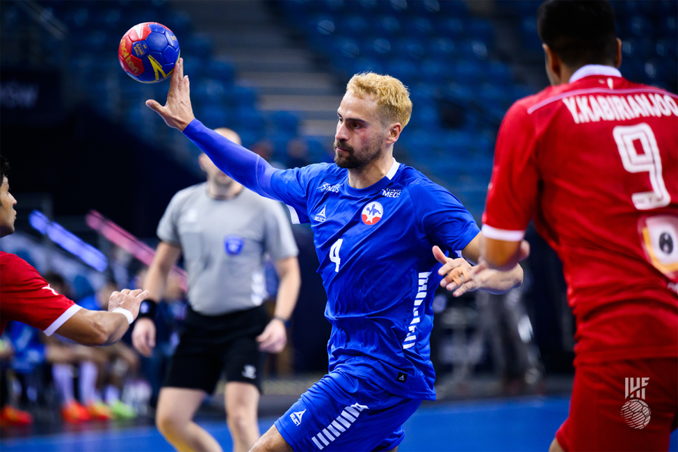 Chile player passing the ball