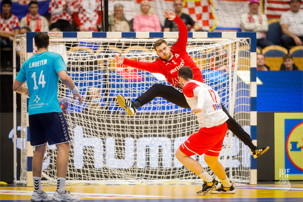 Croatia player shooting and USA goalkeeper trying to save the goal