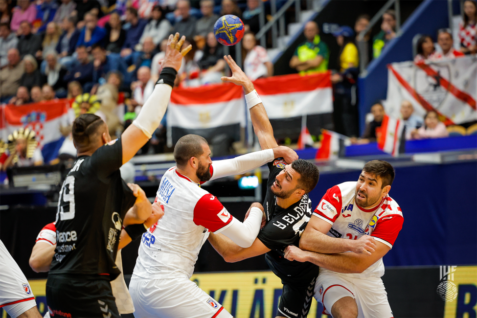 Egypt players passing the ball against Croatia defence 