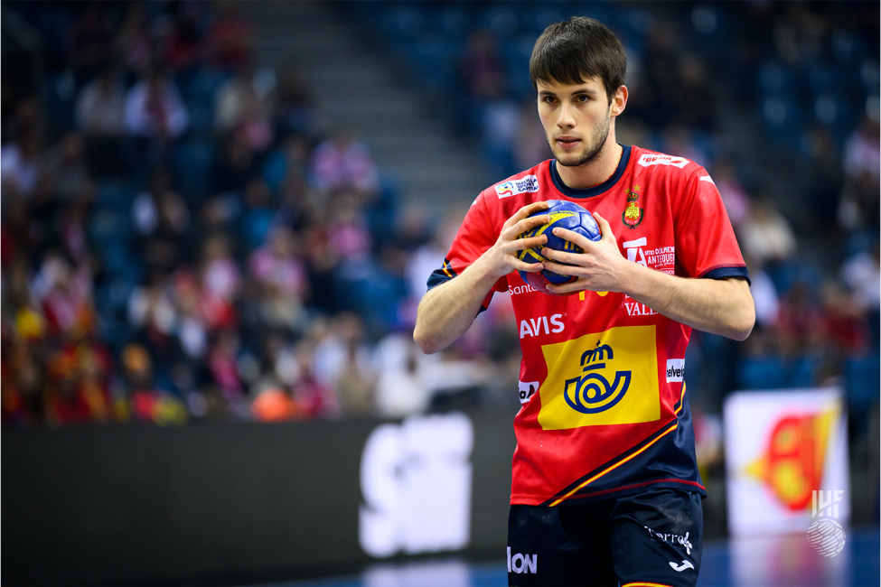 Spain player with the ball