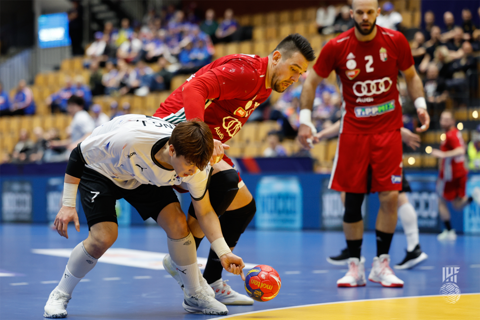 Korea and Hungary players vying for the ball