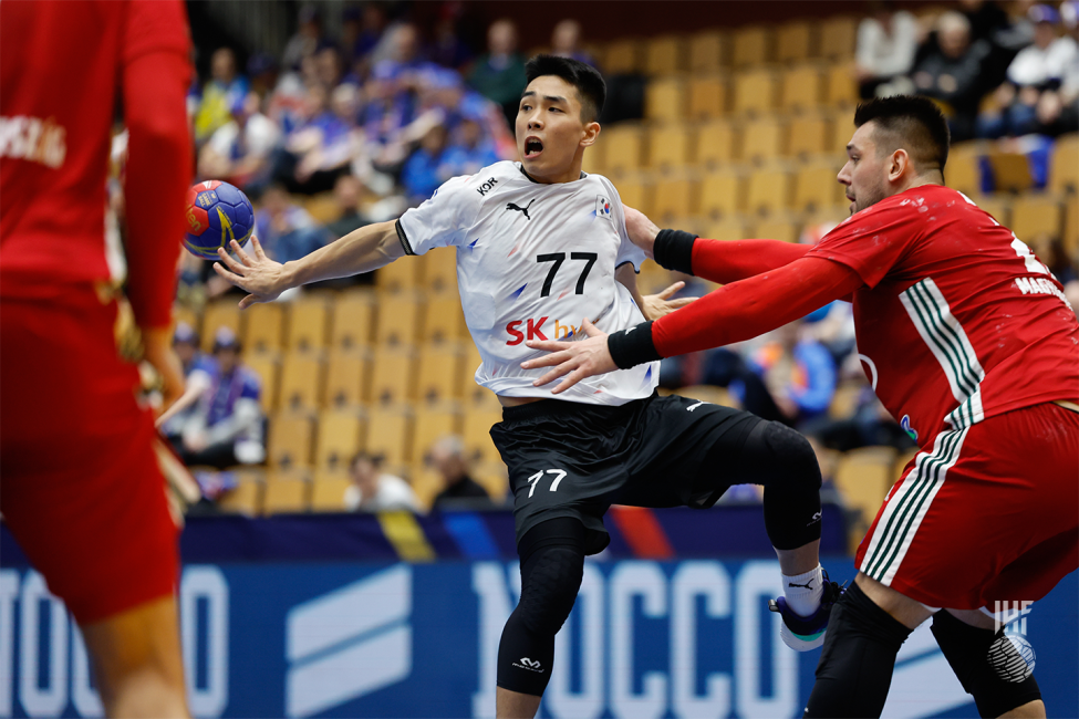 Korea player passing the ball in attack