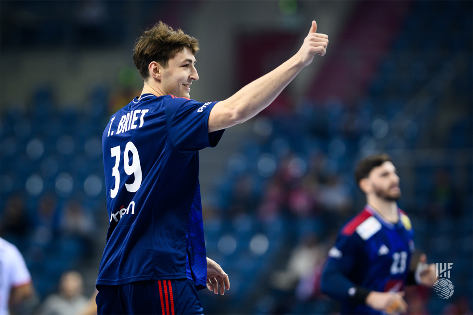 France player doing the thumbs up