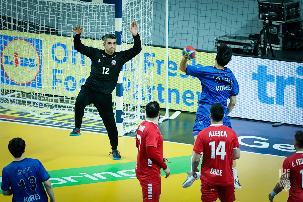 Chile goalkeeper trying to save the goal