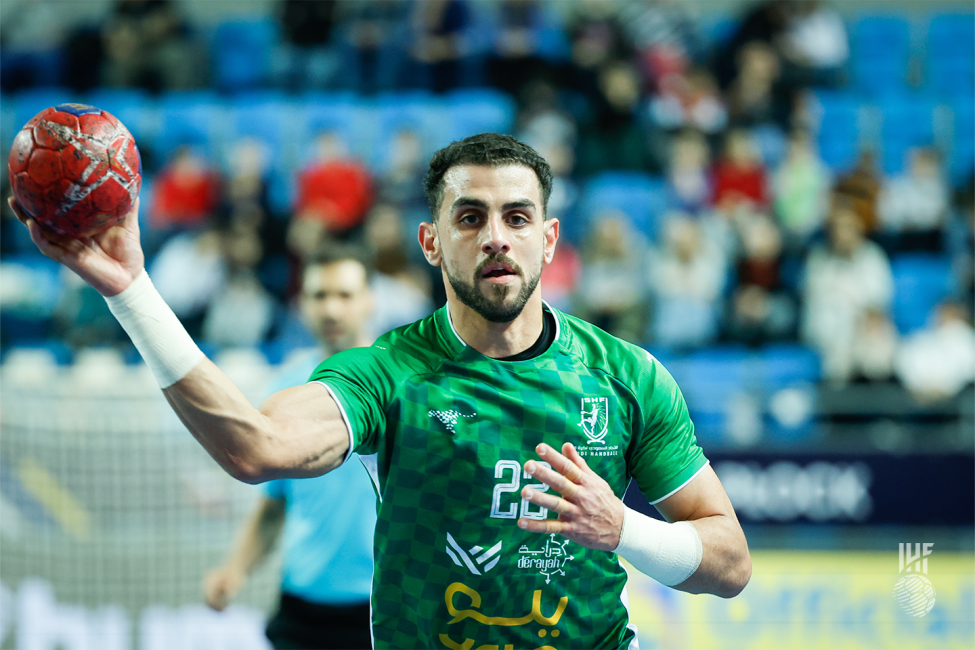 Saudi Arabia player passing the ball