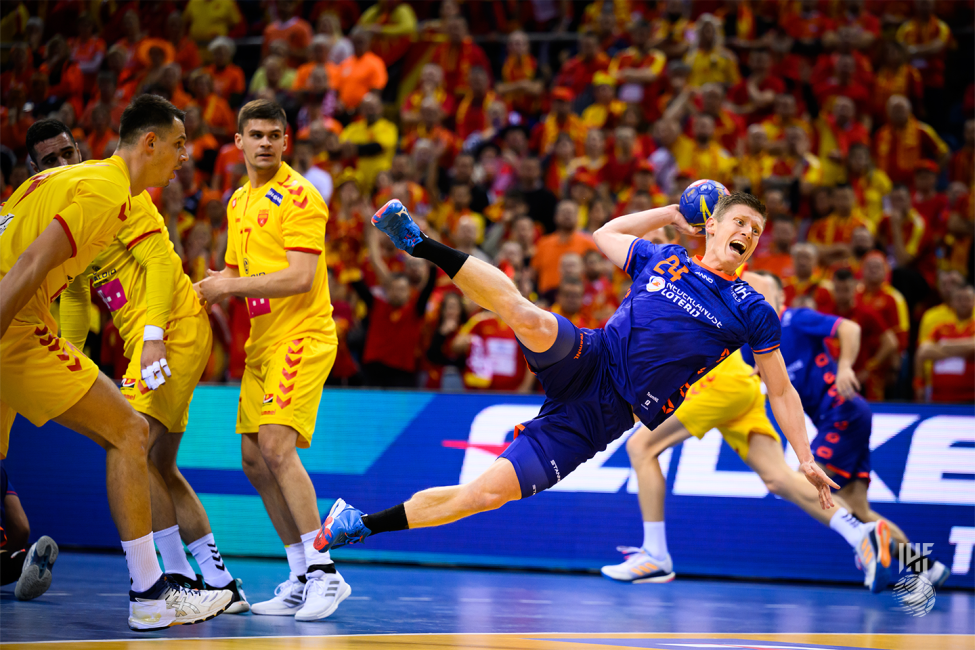 Netherlands player shooting