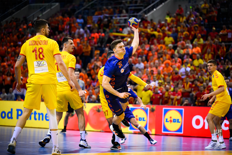 Netherlands player shooting