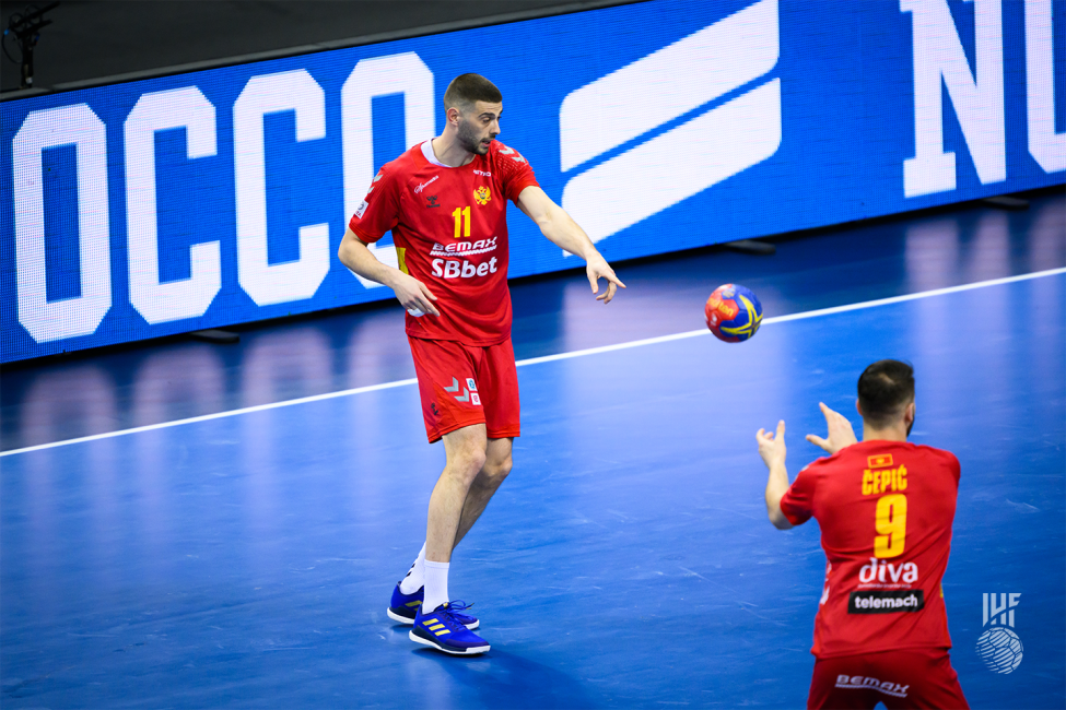 Montenegro players passing