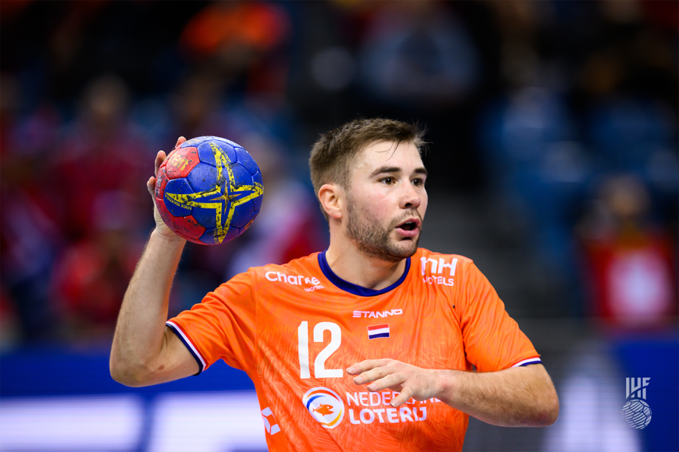 Netherlands player ready to pass the ball