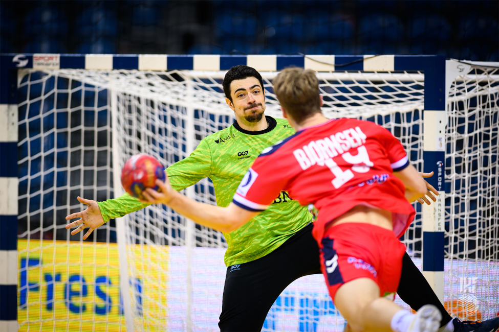 Norway player shooting face-to-face with Argentina goalkeeper