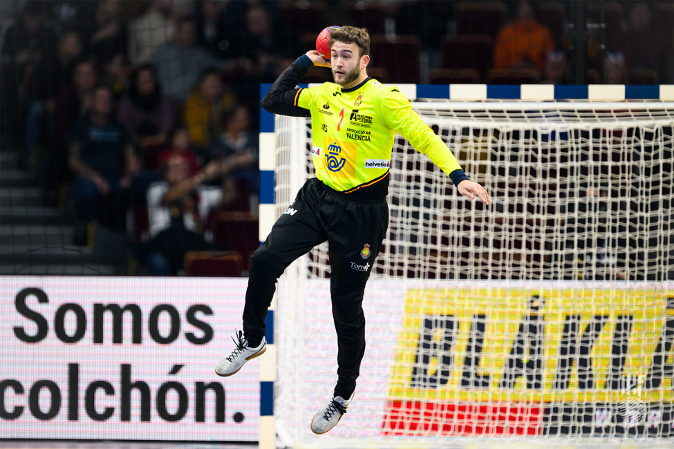 Spain goalkeeper ready to pass the ball