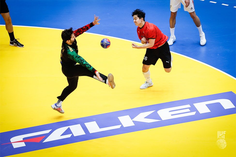 Korea player shooting and Portugal player trying to save the goal