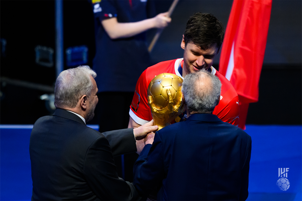 Dr Hassan Moustafa hands the trophy to Niklas Landin