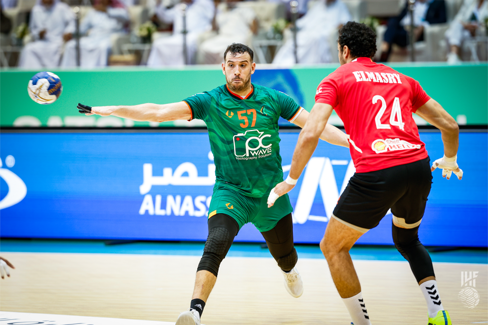 Al Noor player passing the ball