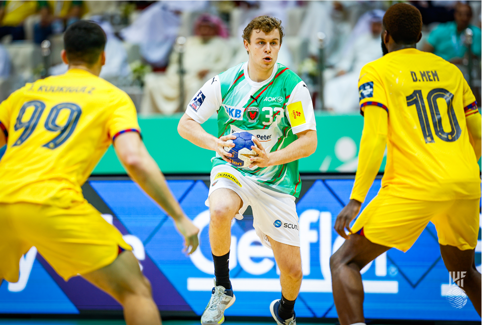 Füchse player attacking