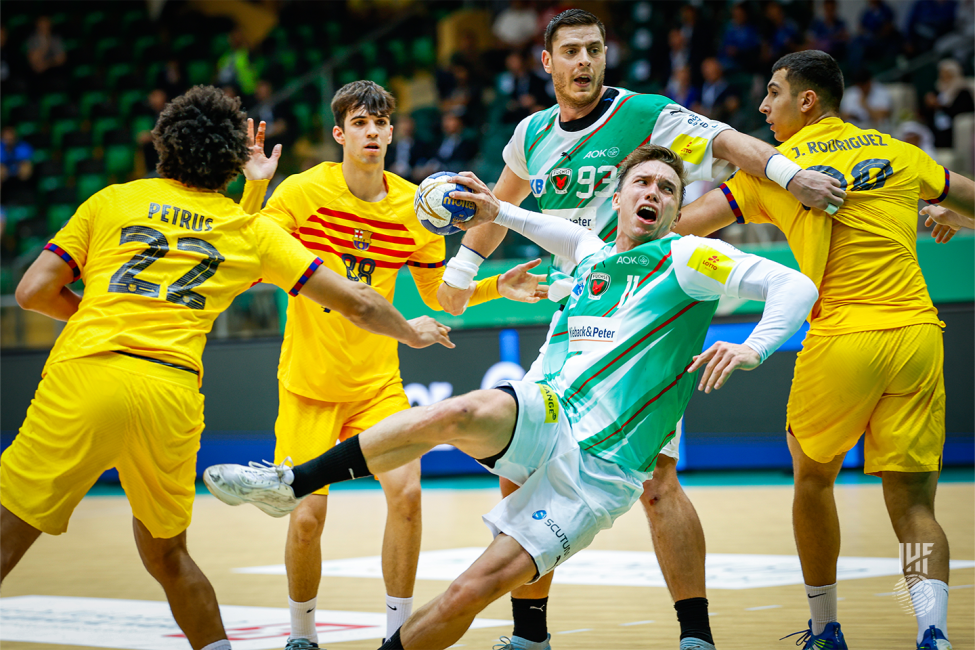 Füchse player shooting