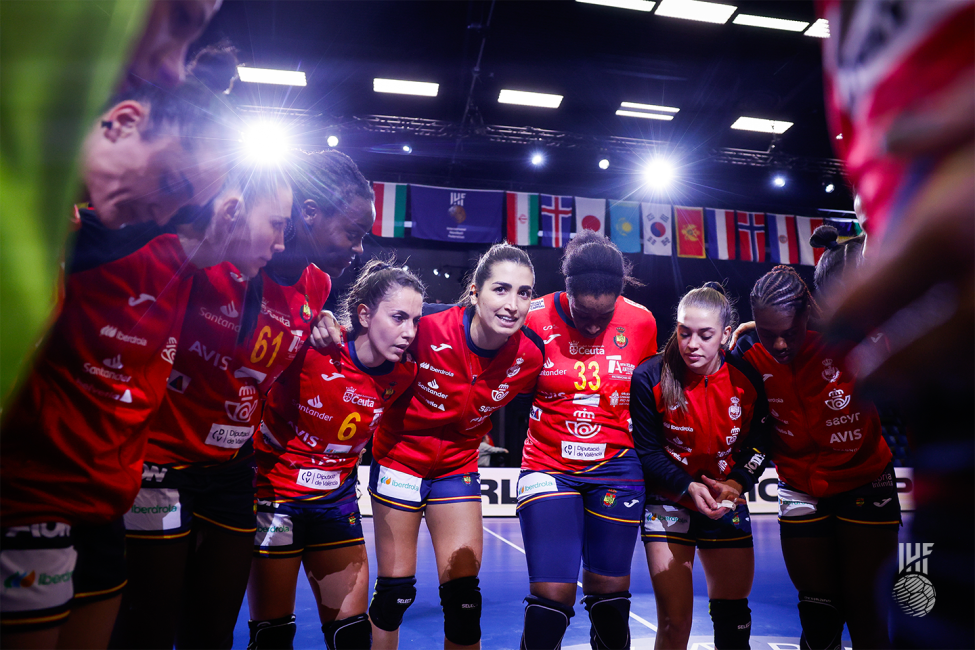 Spain team huddle