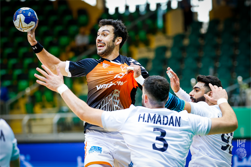 CalHeat player in attack, passing the ball