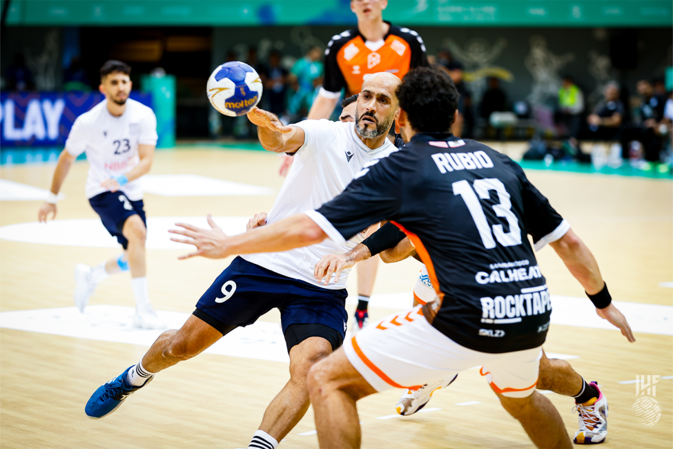 Al Najma player passing the ball