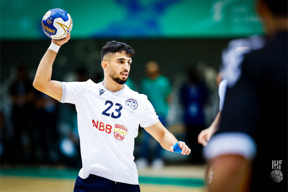 Al Najma player with the ball in attack