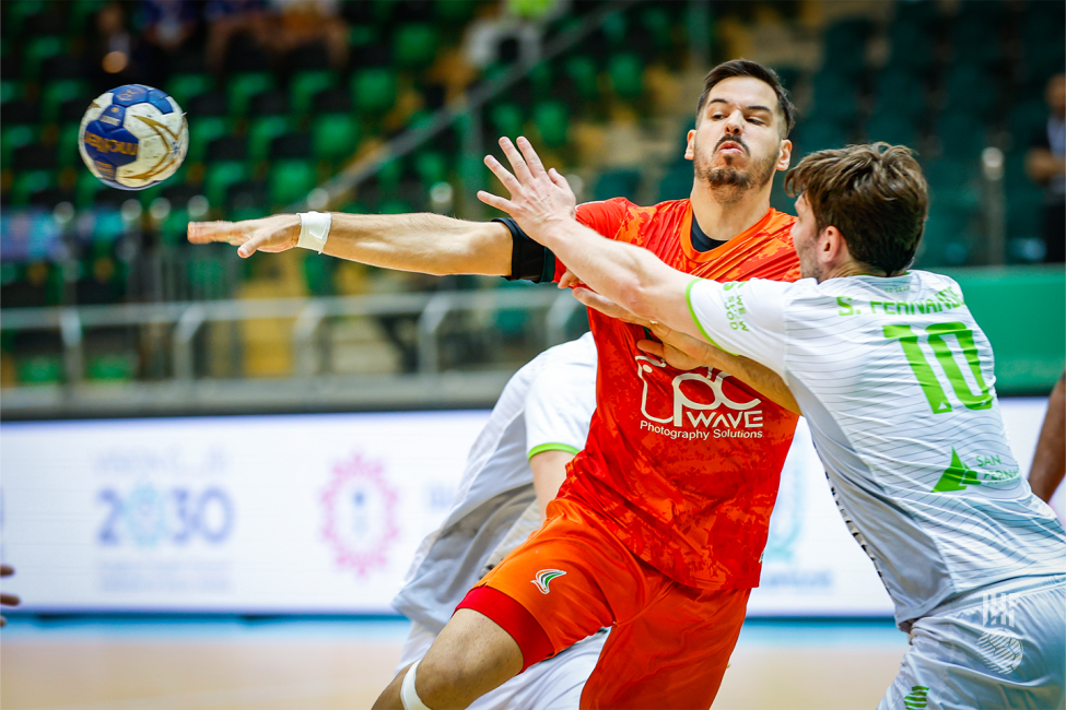 Al Noor player passing the ball