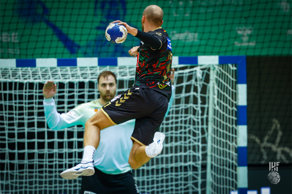 Magdeburg player shooting