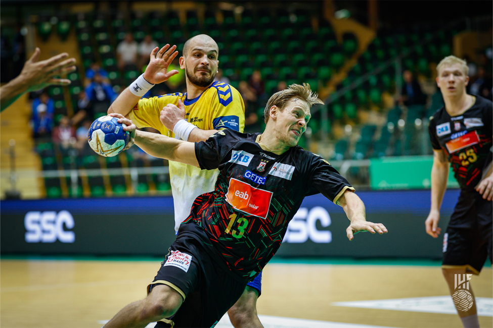 Magdeburg player shooting
