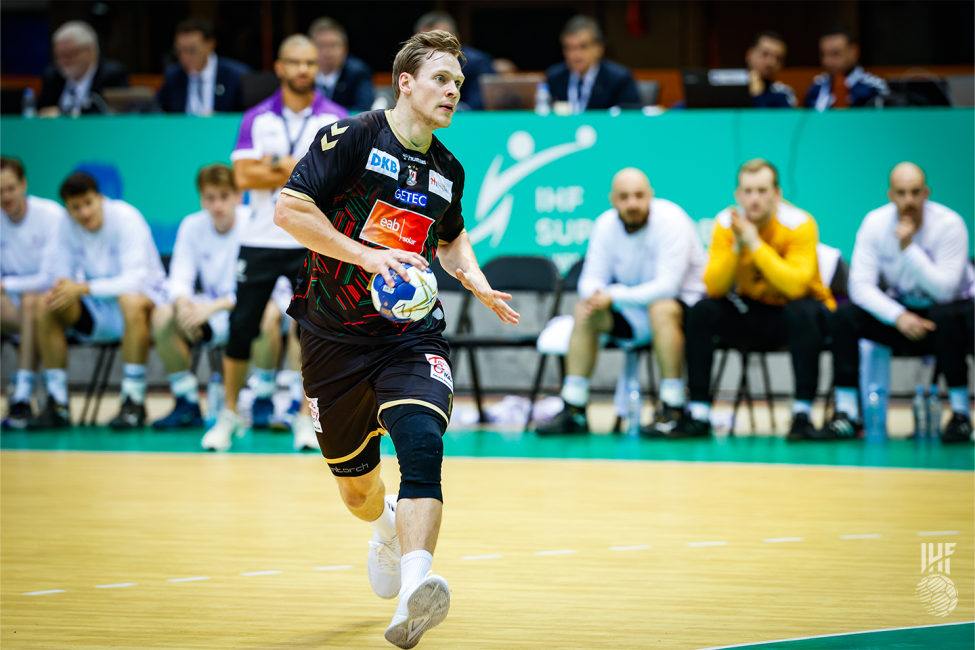 Magdeburg player taking his steps to shoot