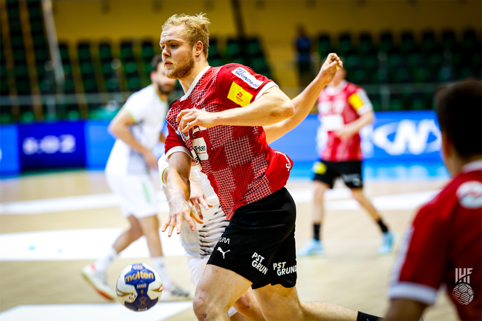 Füchse player passing the ball