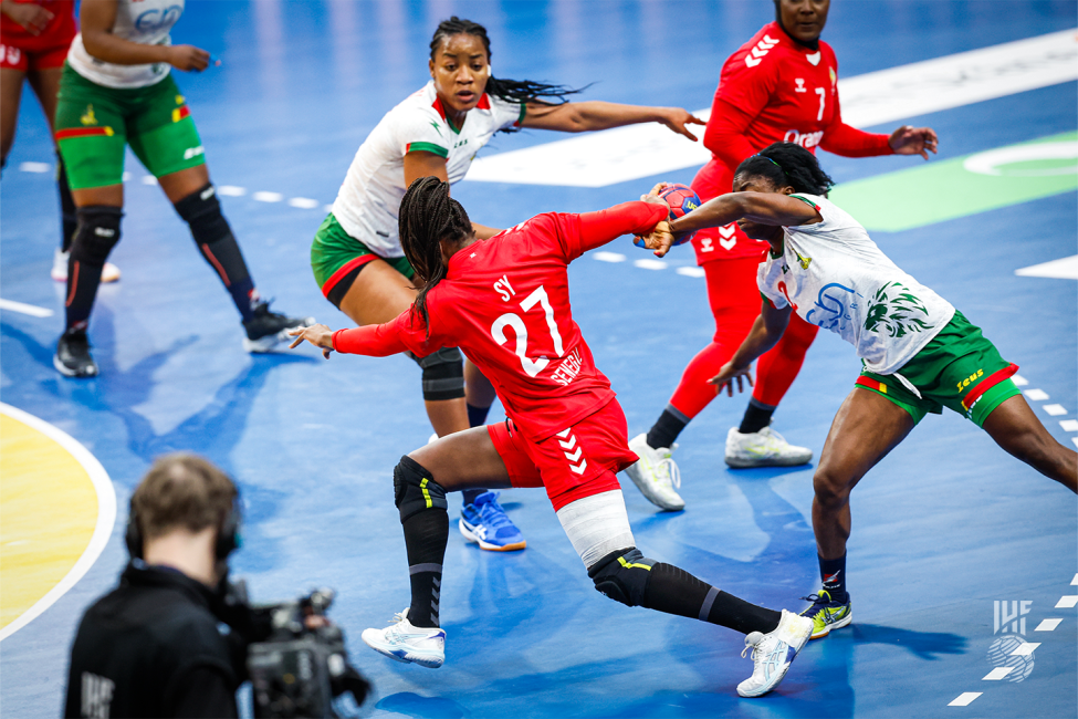 Senegal player attacking