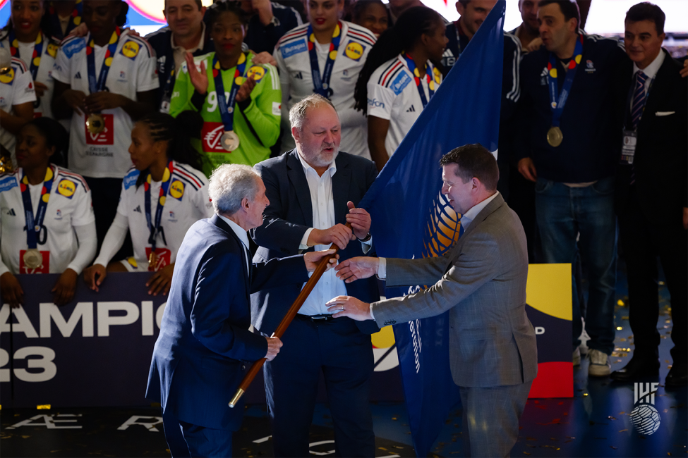IHF President handing the IHF flag to the next organisers